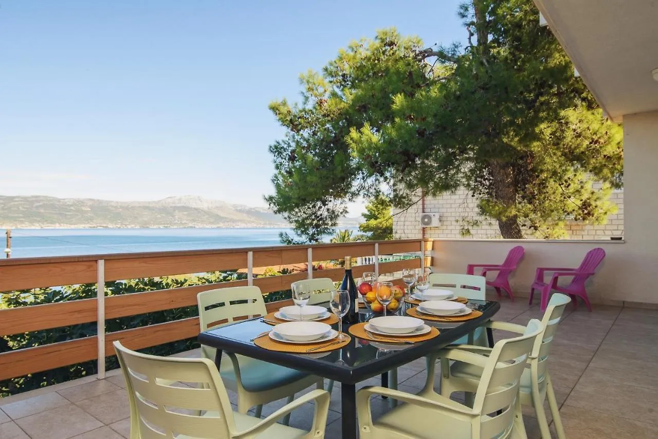 Villa Bua - Beautiful Seafront Apartments Trogir