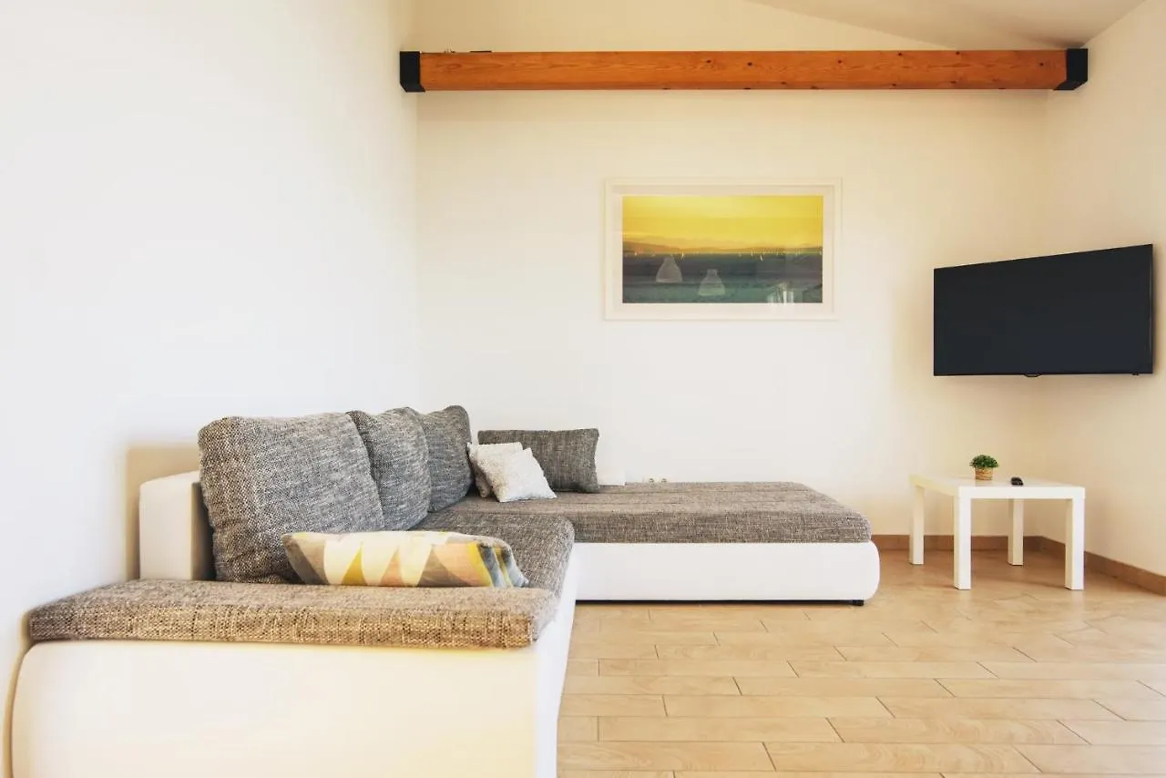 Villa Bua - Beautiful Seafront Apartments Trogir