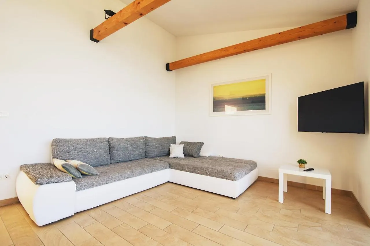 Villa Bua - Beautiful Seafront Apartments Trogir Croatia