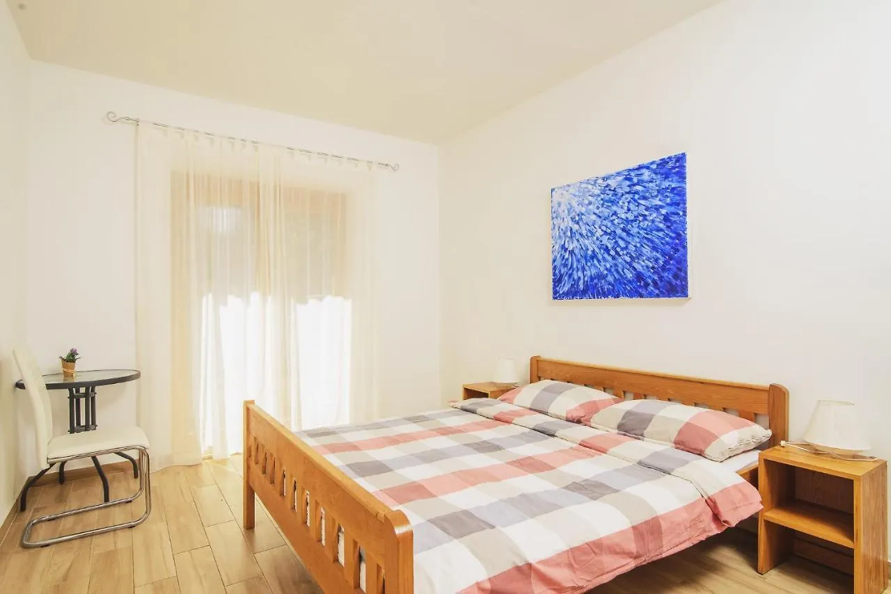 Villa Bua - Beautiful Seafront Apartments Trogir