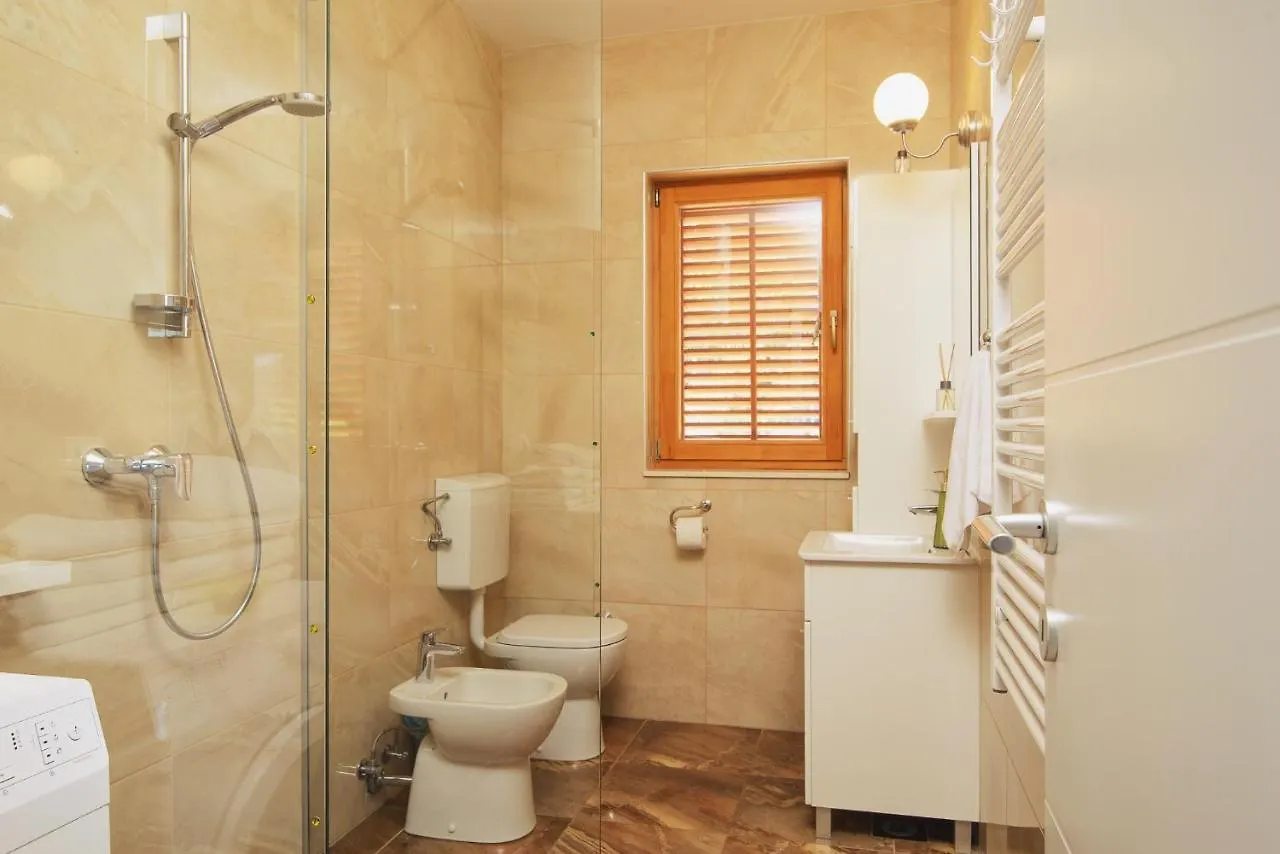 Villa Bua - Beautiful Seafront Apartments Trogir 0*,