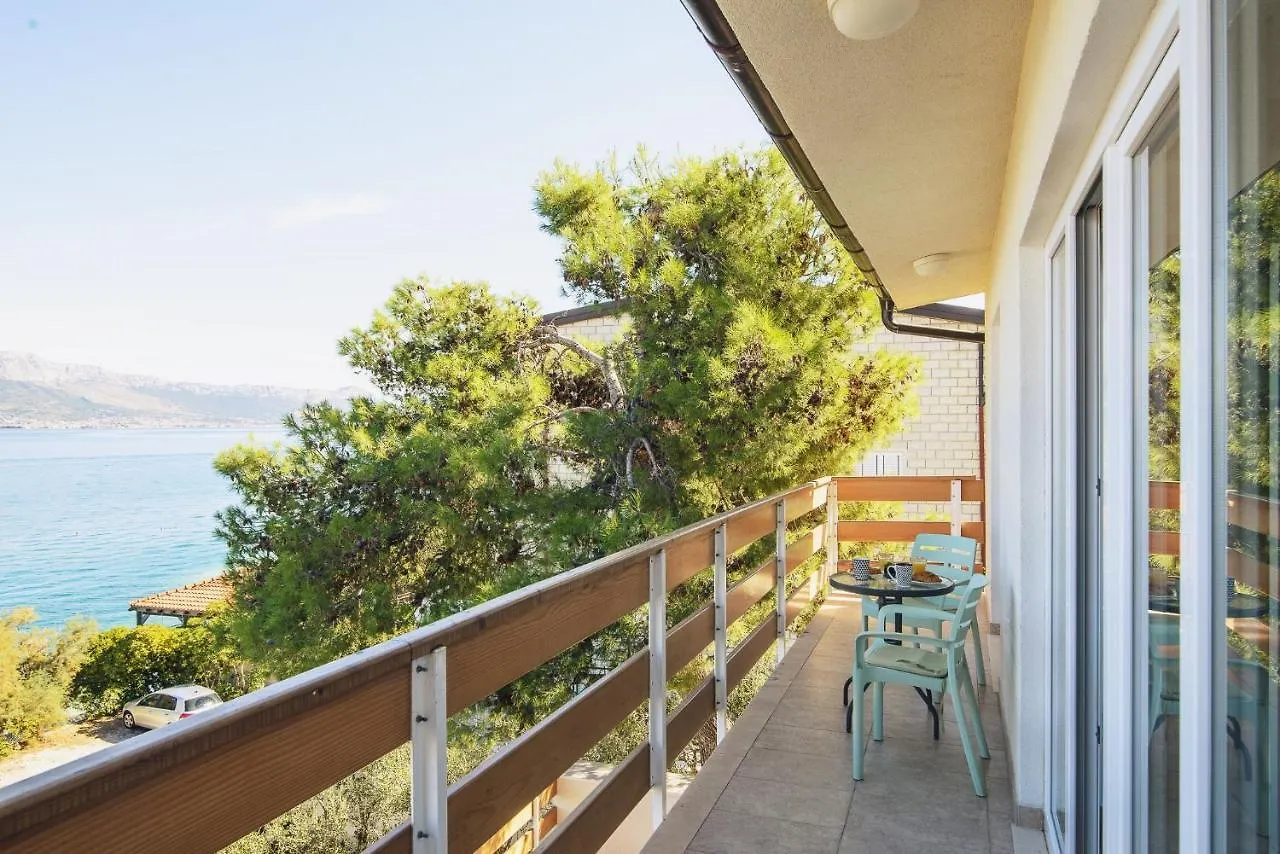Villa Bua - Beautiful Seafront Apartments Trogir