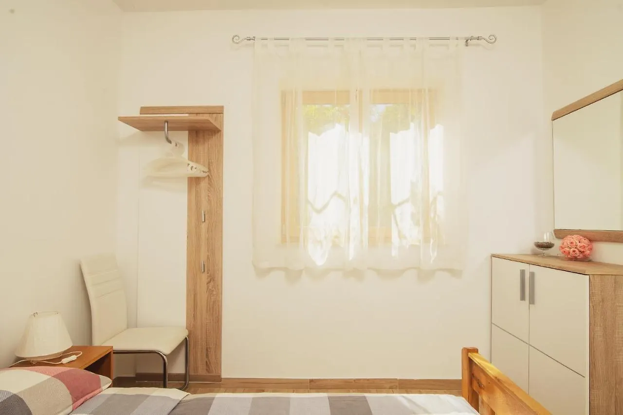 Villa Bua - Beautiful Seafront Apartments Trogir Croatia