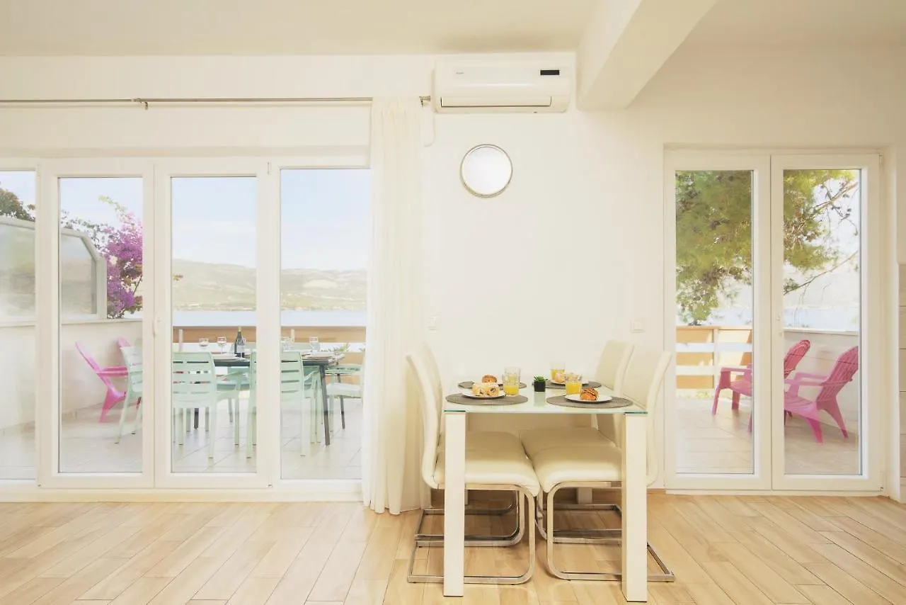 Villa Bua - Beautiful Seafront Apartments Trogir