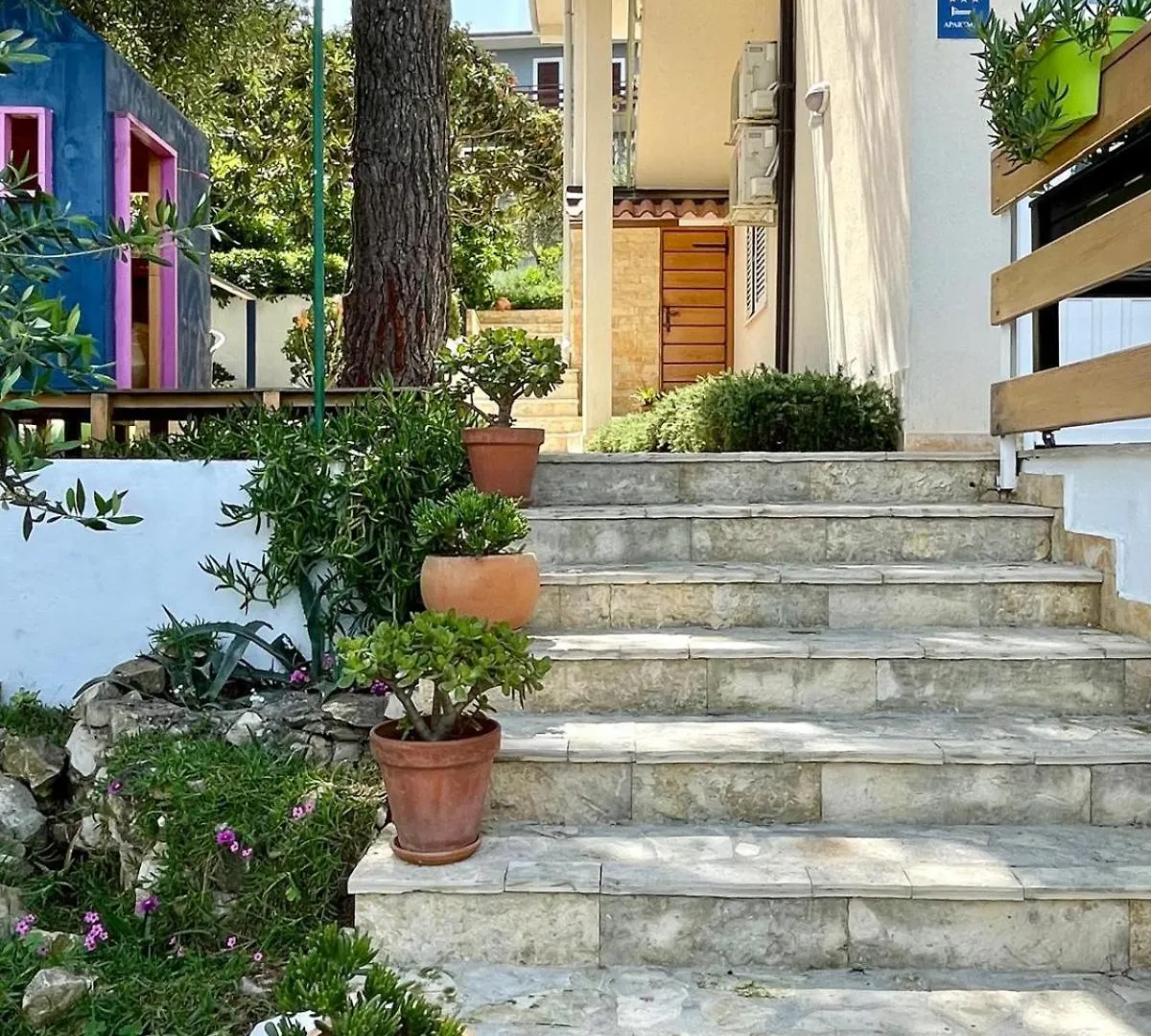 Villa Bua - Beautiful Seafront Apartments Trogir