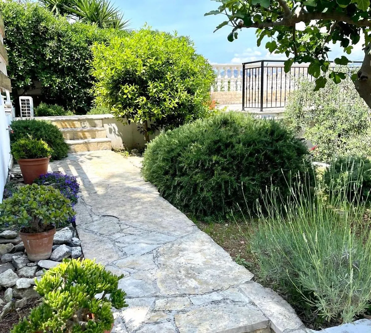 Villa Bua - Beautiful Seafront Apartments Trogir Croatia