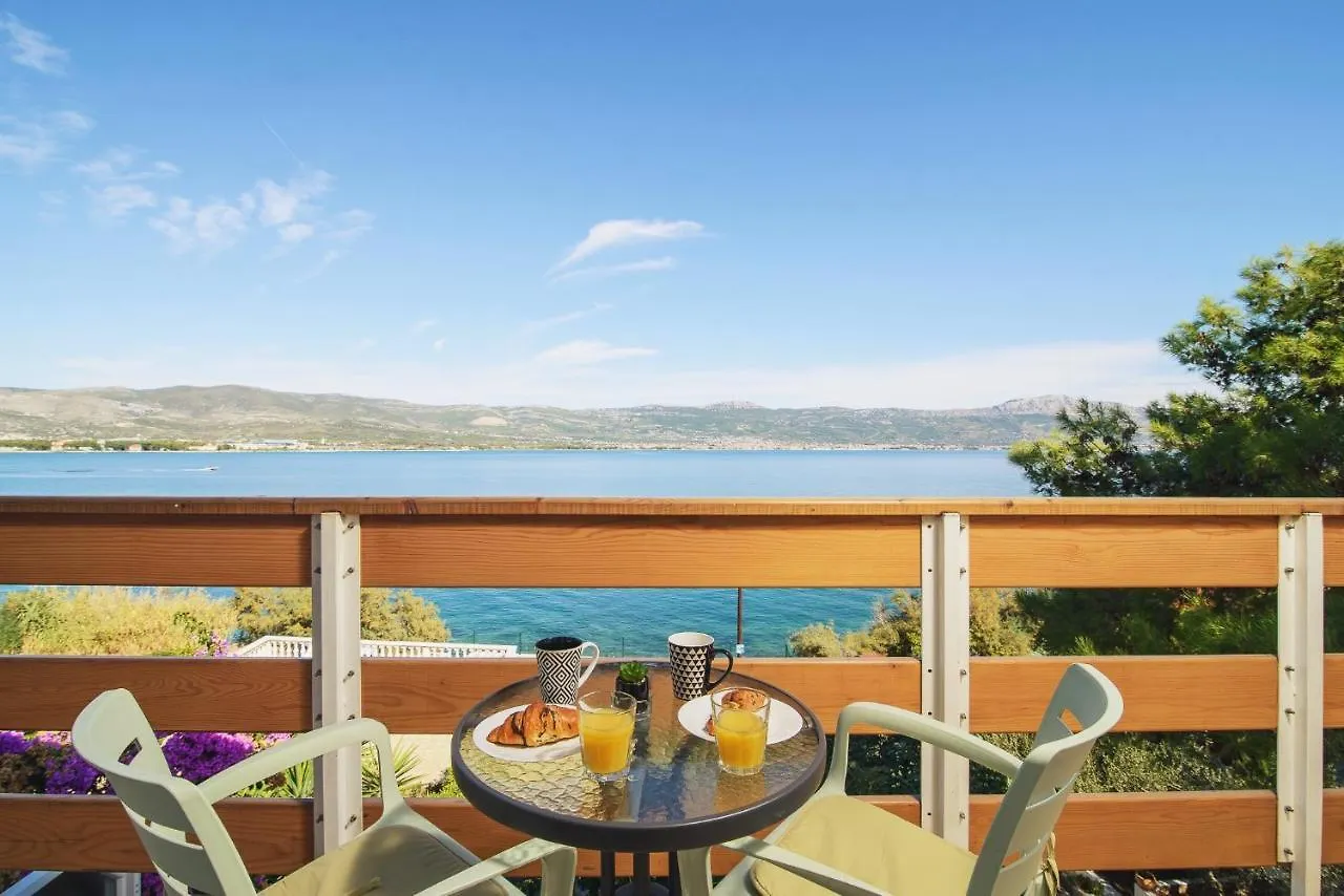 Villa Bua - Beautiful Seafront Apartments Trogir