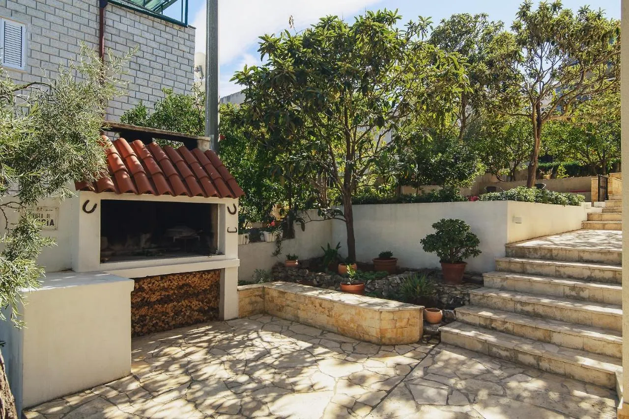 Villa Bua - Beautiful Seafront Apartments Trogir Chorvatsko
