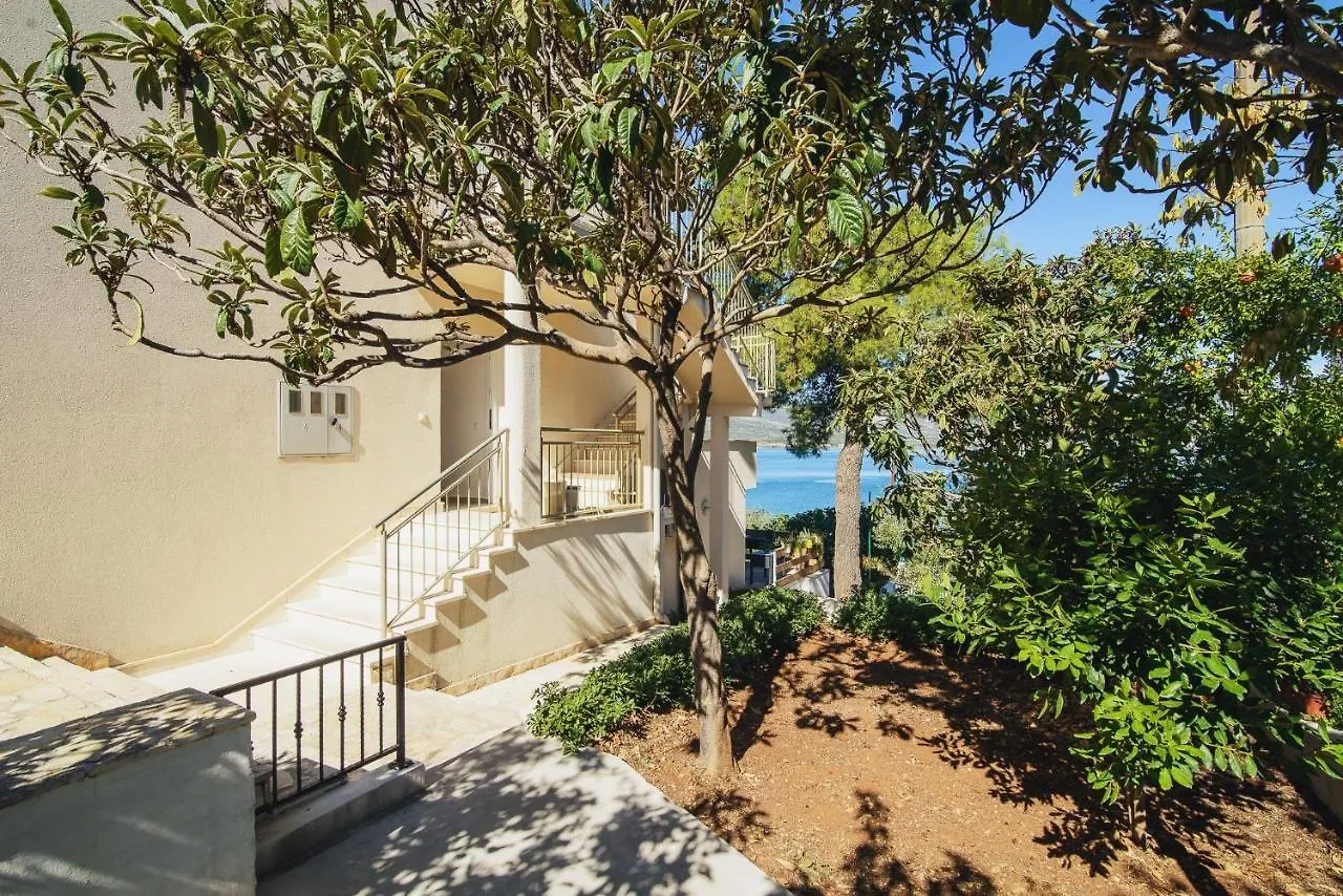 Villa Bua - Beautiful Seafront Apartments Trogir